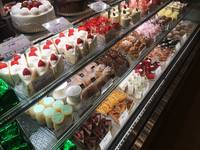 スイス熊本駅店 ダイヤ冷ケース 冷蔵ショーケース事例 スイス熊本駅店 ダイヤ冷ケース 冷蔵ショーケース事例